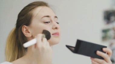 Kadın Pudra Kullanıyor ve Aynaya Bakıyor