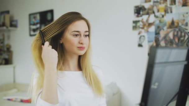 Женщина расчесывает волосы в спальне — стоковое видео