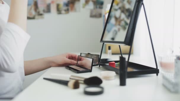 Kvinna tillämpa makeup med hjälp av Brush och palett av kosmetika — Stockvideo