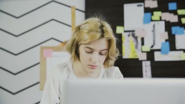 Dizüstü bilgisayarda Grafik Tableti ile çalışan Tasarımcının Kapanışı