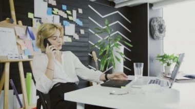 Cep Telefonu Talking Çekici kadın tasarımcı Dolly hareket