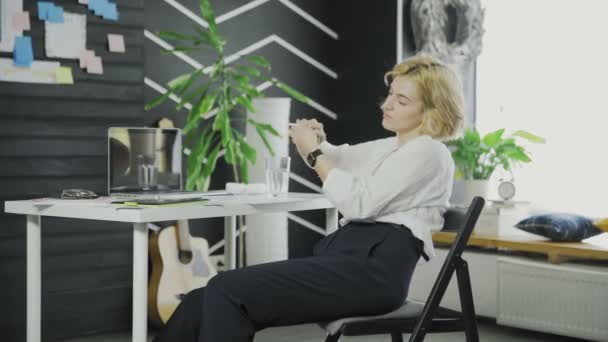 Eine Frau macht sich Notizen auf einem Blatt, zerknüllt und wirft — Stockvideo