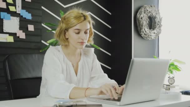 Mulher de negócios trabalha com tablet no escritório moderno — Vídeo de Stock