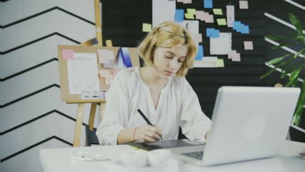 Roztomilý retoucher pracuje s tabletem a notebookem — Stock video