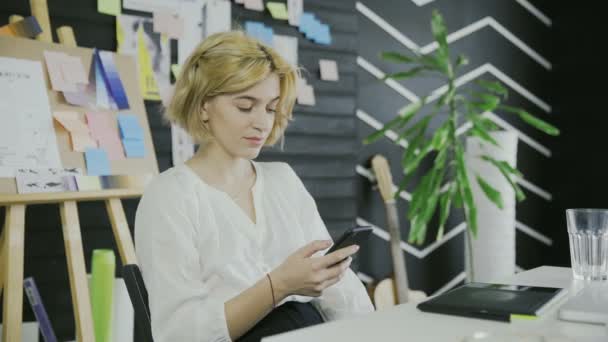 Casual menina usando telefone para mensagens on-line — Vídeo de Stock