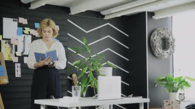 Yaratıcı İş Yeri 'nde Gündelik Genç Kız Okuma Kitabı