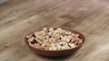 Kadın kasesinden yemek için bir avuç fındık topluyor. Sağ tarafıma fındık kaçtı.