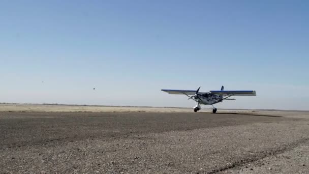 Avião a descolar a sair do chão. Pequeno avião descola do aeródromo abandonado — Vídeo de Stock
