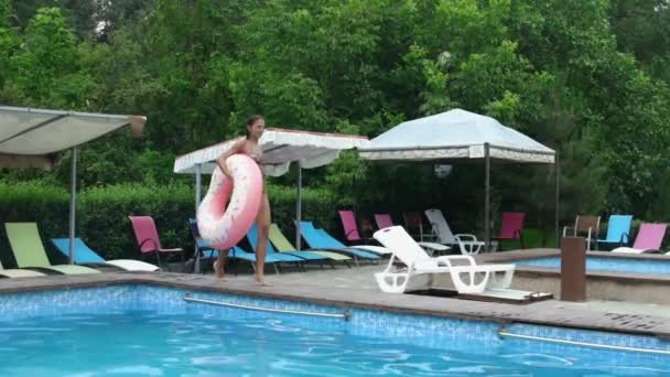 Hermosa mujer caminando alrededor de la piscina . — Vídeos de Stock