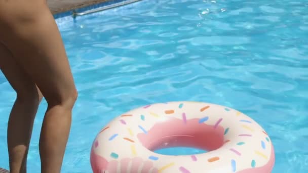 Sexy Mädchen springt im aufblasbaren Kreis auf dem Wasser Zeitlupe — Stockvideo