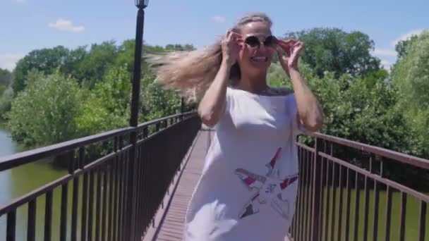 Портрет красивой молодой счастливой улыбающейся женщины на открытом воздухе — стоковое видео