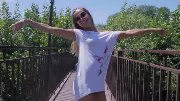 Caminhando sorriso mulher bonita no parque de verão ponte — Vídeo de Stock