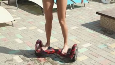 Bikini modern genç kadın Hoverboard ile eğleniyor