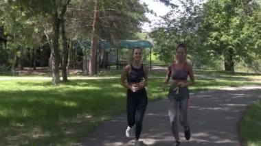 Koşucu kadınlar parkta açık havada egzersiz çalışan