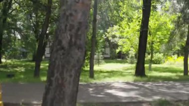 Parkta yürüyen hoverboard üzerinde güzel fit kadın