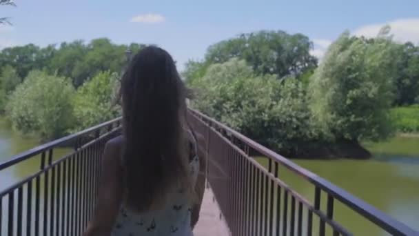 Девушка гуляет по парку, следуйте за мной — стоковое видео