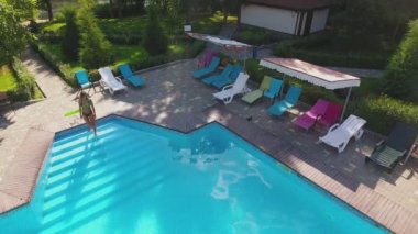 Tatil köyündeki yüzme havuzunun havadan drone görüntüsü