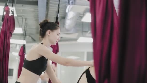 若い女性は高級ジムでフライヨガを練習しています. — ストック動画