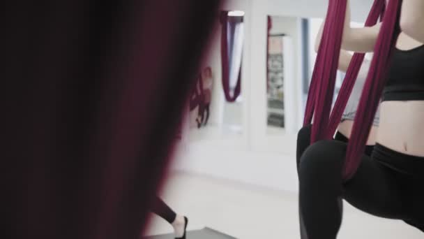 反重力瑜伽，妇女在室内做瑜伽运动 — 图库视频影像