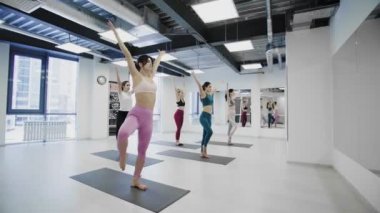 Sağlıklı yaşam tarzı yoga eğitimi alan kadınların Dolly hareketi