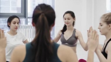 Yoga yaparken Lotus 'ta kadın eller stüdyoda ağır çekimde poz verir