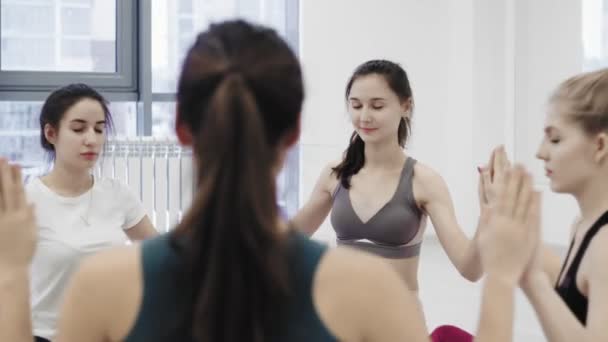 Vrouwelijke handen tijdens yoga meditatie in lotus poseren in studio snelle slow motion — Stockvideo