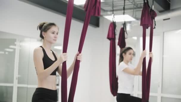 Anti-zwaartekracht Yoga, atletische vrouwen doen yoga oefeningen in de sportschool — Stockvideo