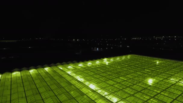 Vzdušný pohled dolů na skleník s umělým osvětlením. — Stock video