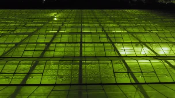 Survoler une grande serre la nuit