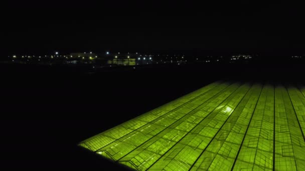 Vliegen over een grote kas met komkommers op hoogte — Stockvideo