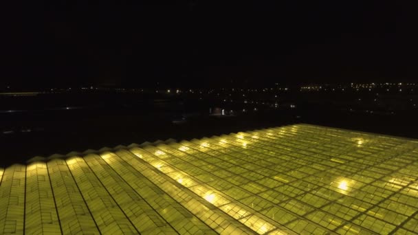 Vista aérea hacia abajo del invernadero con iluminación artificial . — Vídeo de stock