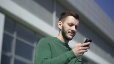 Akıllı telefon adam mobil cep telefonu akıllı telefon kullanarak açık havada