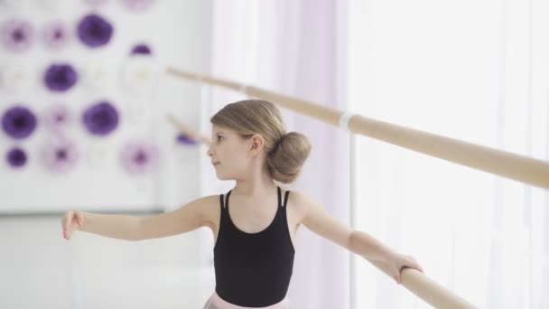 Primer plano de la pequeña bailarina en Pointe practicando danza en la escuela de ballet clásica — Vídeos de Stock