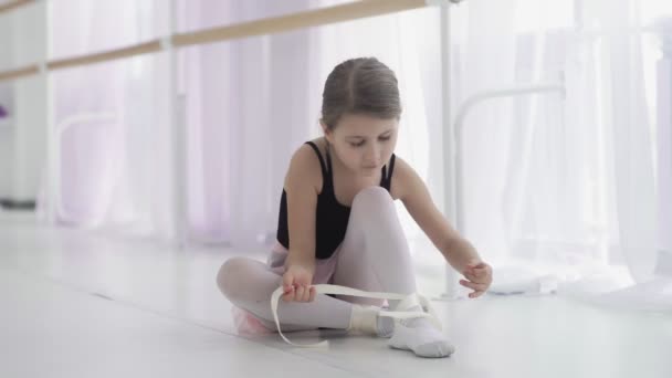 Cute tancerz baletu wiązania buty baletowe przed treningiem — Wideo stockowe