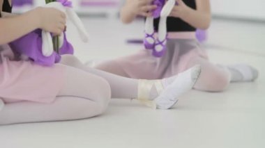 Küçük balerinler teneffüste oyuncaklarla oynarlar.