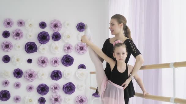 Insegnante di balletto femminile sta aiutando le bambine ad allungare — Video Stock