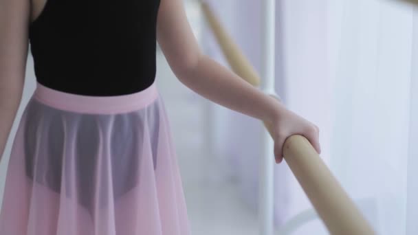 발레 바레를 입는 작은 발레리나의 모습을 클로즈업 — 비디오