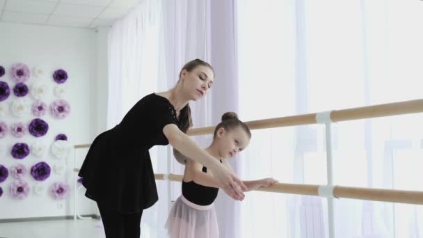 Les in balletbeheersing. een kleine ballerina is verloofd met haar lerares — Stockvideo