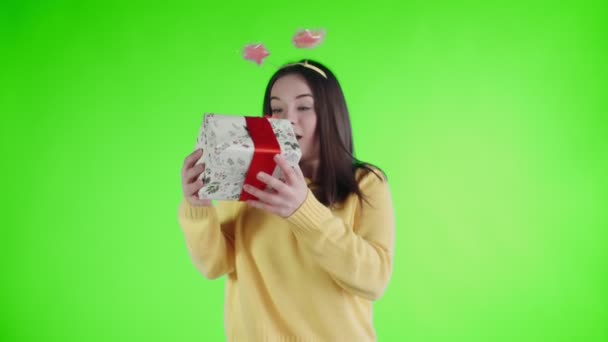 Recevoir une fille cadeau avec un chapeau drôle se réjouit sur un écran vert — Video