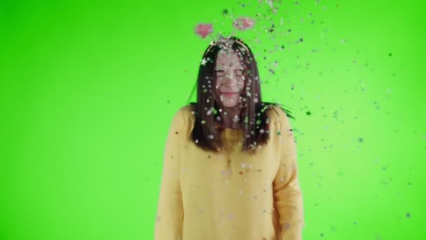 Confetti a fost aruncat la fata yong pe un ecran verde  . — Videoclip de stoc