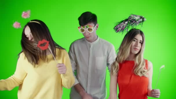 Friends are dancing in a colorful confetti on a green screen . — Stock Video