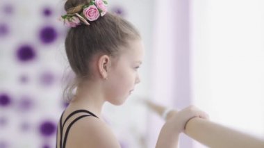 Küçük sevimli balerin kameraya bakıyor.