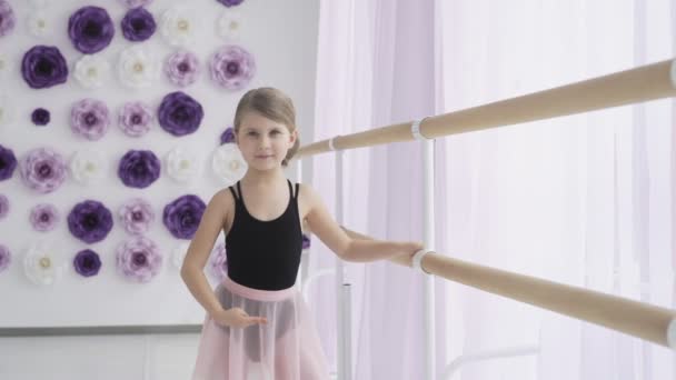 Leuke kleine balletdanseres bij de training. — Stockvideo