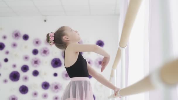 Bella pratica bambina stretching — Video Stock