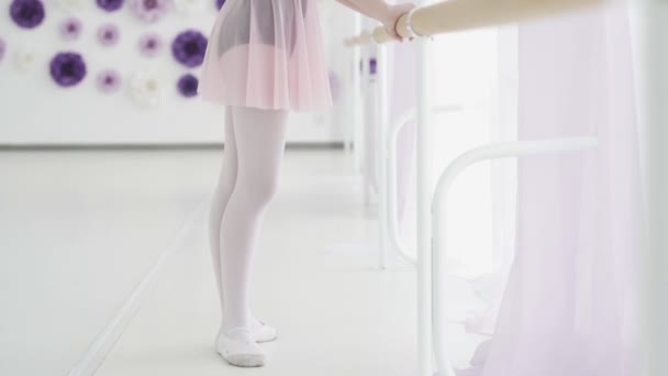 Menina bonita de pé perto do ballet barre no estúdio . — Vídeo de Stock