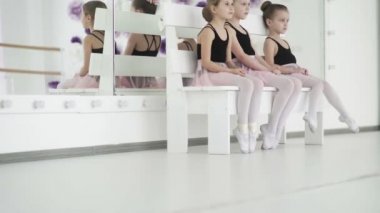 Genç balerinler öğretmeni bekliyor.