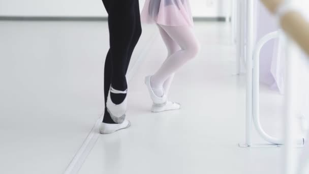 Pequeña bailarina de ballet repite los movimientos con el profesor — Vídeo de stock