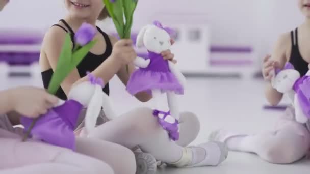Kleine Ballerinen spielen in der Pause mit Spielzeug — Stockvideo
