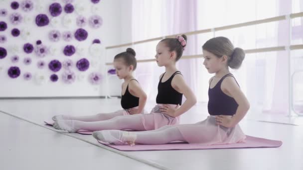 Junge Balletttänzer warten auf den Lehrer — Stockvideo