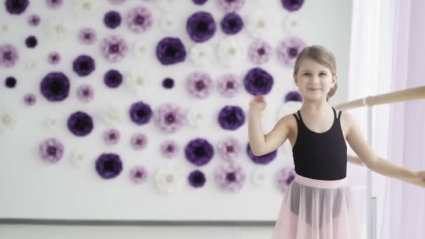 Leuke kleine balletdanseres zwaait met haar hand — Stockvideo